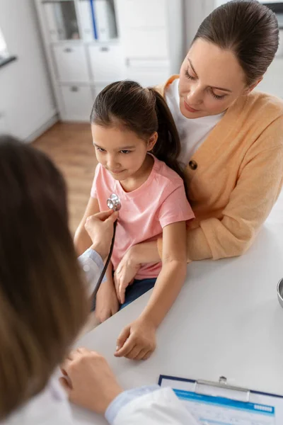 Medicin Sjukvård Och Pediatri Koncept Mor Med Liten Dotter Och — Stockfoto