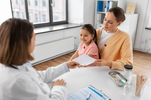 Medicin Sjukvård Och Pediatri Koncept Kvinnlig Läkare Som Ger Recept — Stockfoto