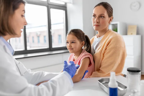 Laç Sağlık Pediatri Konsepti Kadın Doktor Şırıngalı Çocuk Doktoru Klinikteki — Stok fotoğraf