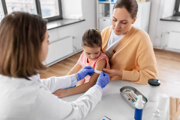 Medicine Healthcare Pediatry Concept Female Doctor Pediatrician Attaching Medicinal Patch — Stock fotografie