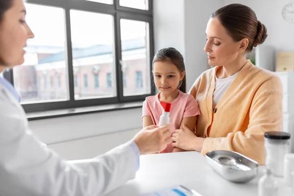 Medicine Healthcare Pediatry Concept Mother Smiling Little Daughter Doctor Showing — Stock Photo, Image