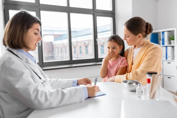 Medicin Sjukvård Och Pediatri Koncept Mamma Med Liten Hosta Dotter — Stockfoto