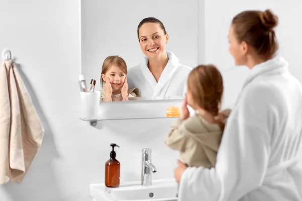 Concepto Belleza Higiene Personas Feliz Sonriente Madre Hija Con Crema —  Fotos de Stock