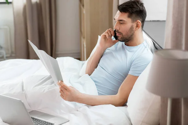 Personas Tecnología Concepto Trabajo Remoto Hombre Con Carpeta Ordenador Portátil —  Fotos de Stock