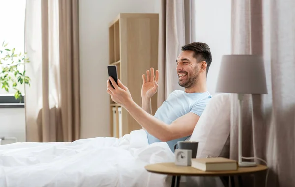 テクノロジー ライフスタイルの概念 自宅でビデオ通話をしているスマートフォンを持つ幸せな男 — ストック写真