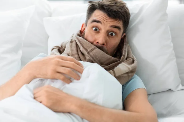 Conceito Saúde Pessoas Homem Doente Assustado Cama Casa — Fotografia de Stock