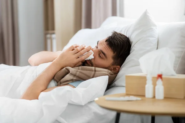 Nsanlar Sağlık Sorunu Kavramı Mutsuz Hasta Adam Evde Yatıp Burnunu — Stok fotoğraf