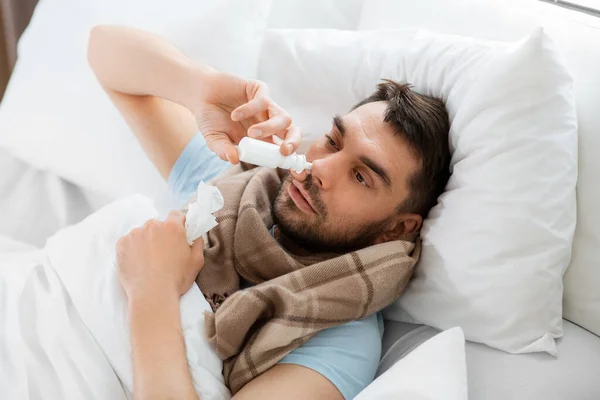 Concepto Personas Problemas Salud Enfermo Infeliz Rociándose Nariz Con Aerosol —  Fotos de Stock