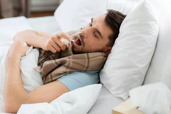 Concepto Personas Problemas Salud Enfermo Infeliz Rociándose Garganta Con Aerosol — Foto de Stock