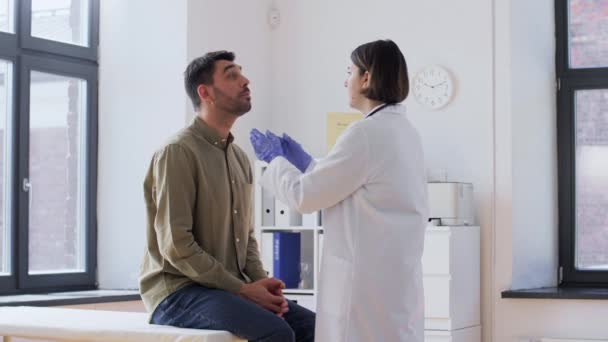 Medicina Cuidados Saúde Conceito Pessoas Médico Feminino Verificando Linfonodos Paciente — Vídeo de Stock