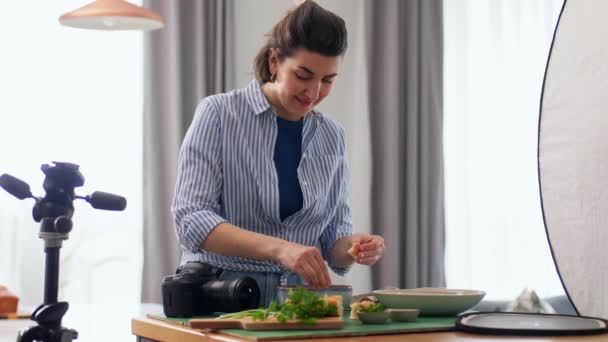 ブログ 職業と人々の概念 家庭で台所で食べ物を撮影するカメラ付きの女性写真家 — ストック動画