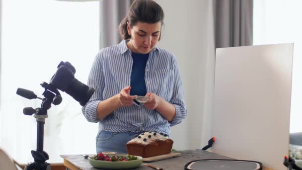 Blog Yazma Yemek Pişirme Insan Konsepti Mutlu Gülümseyen Kadın Fotoğrafçı — Stok video