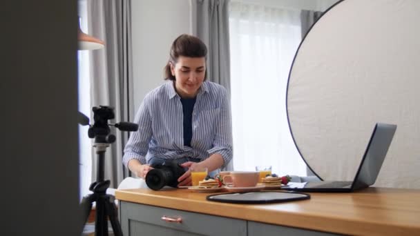 Bloggen Beruf Und People Konzept Foodfotografin Mit Kamera Fotografiert Pfannkuchen — Stockvideo