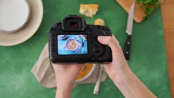 Блог Профессия Концепция Людей Женщина Фотограф Камерой Снимающая Еду Кухне — стоковое видео