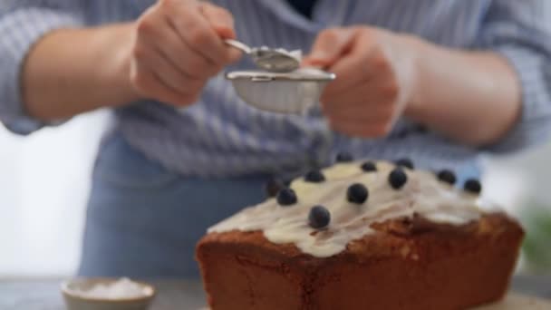 烹调和人的概念 女性在家里厨房里往蛋糕里倒糖粉 — 图库视频影像