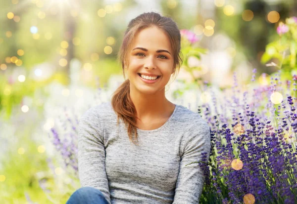 Jardinage Concept Personnes Heureuse Jeune Femme Avec Des Fleurs Jardin — Photo