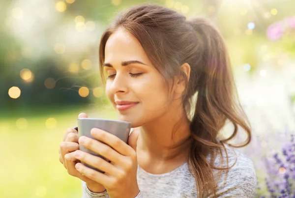 ガーデニングと人々の概念 夏の庭でお茶やコーヒーを飲む若い女性の肖像画 — ストック写真