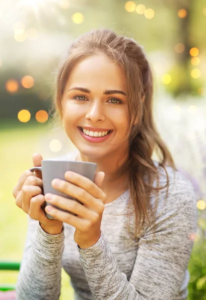 ガーデニングと人々の概念 夏の庭でお茶やコーヒーを飲む若い女性の肖像画 — ストック写真