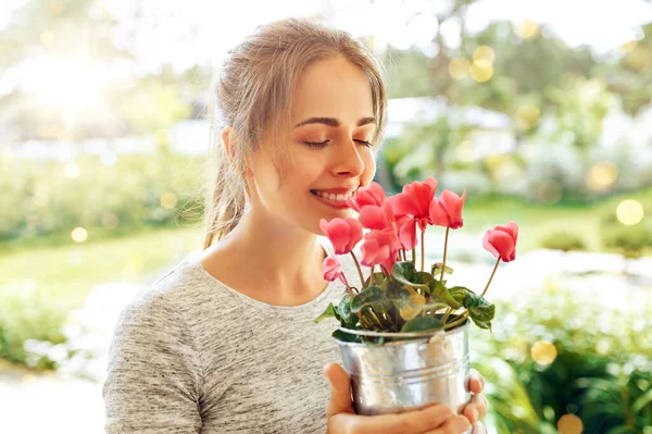 Rolnictwo Ogrodnictwo Ludzie Koncepcja Młoda Kobieta Pachnący Różowy Kwiaty Doniczce — Zdjęcie stockowe