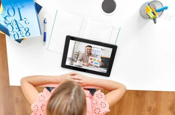 距離学習の概念 トップから自宅でオンラインクラスを持っているタブレットコンピュータを持つ小さな学生の女の子 — ストック写真