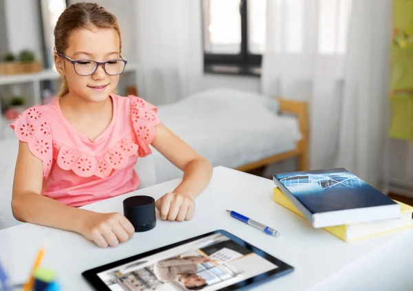 Schule Bildung Und Fernunterricht Kleines Studentenmädchen Mit Kopfhörer Und Tablet — Stockfoto