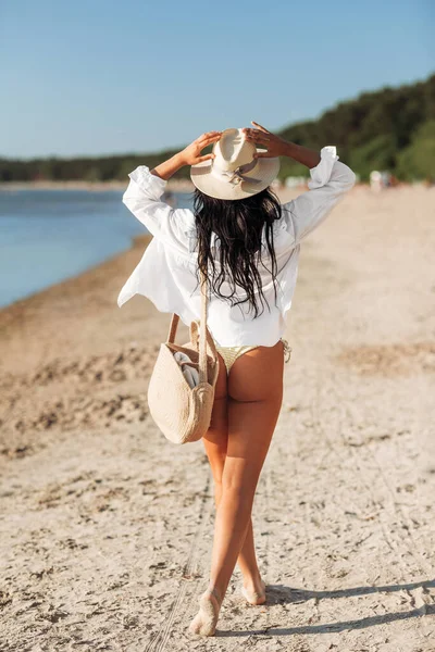 Pessoas Férias Verão Conceito Lazer Mulher Camisa Branca Chapéu Palha — Fotografia de Stock