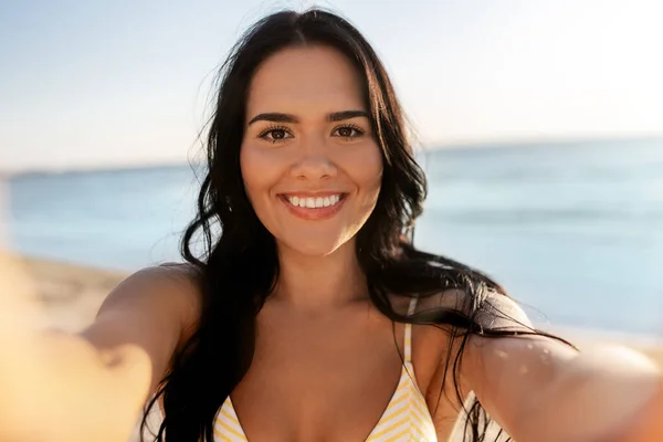 Nsanlar Yaz Mayo Konsepti Mutlu Bikini Mayo Giymiş Sahilde Selfie — Stok fotoğraf