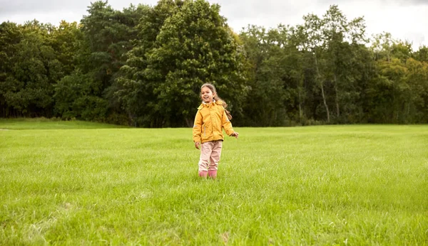 Kindertijd Vrije Tijd Mensen Concept Gelukkig Klein Meisje Zomerpark — Stockfoto