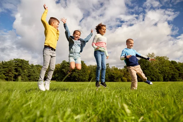 Conceito Infância Lazer Pessoas Grupo Crianças Felizes Brincando Pulando Parque — Fotografia de Stock