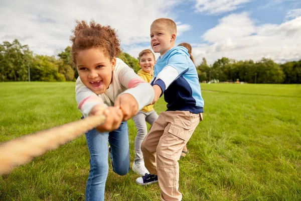 Concepto Infancia Ocio Gente Grupo Niños Felices Jugando Juego Tira —  Fotos de Stock