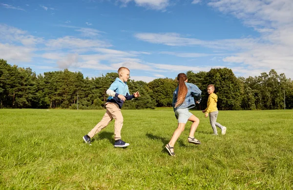 Gyermekkor Szabadidő Emberek Koncepció Csoport Boldog Gyerekek Játszanak Tag Játék — Stock Fotó