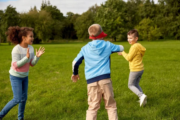 Konzept Kindheit Freizeit Und Menschen Gruppe Fröhlicher Kinder Die Tag — Stockfoto