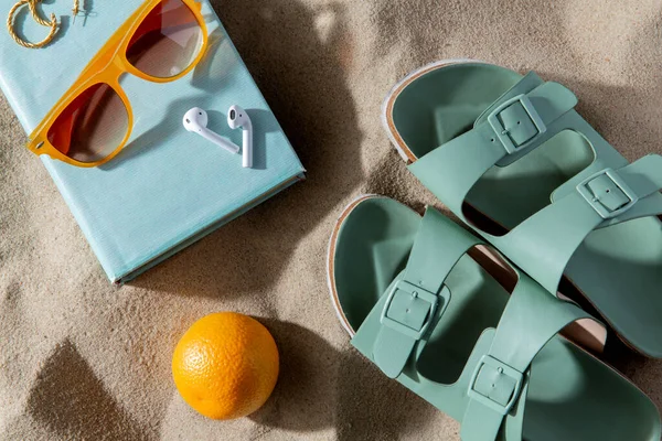 Concetto Vacanze Estive Svago Pantofole Arancio Auricolari Libri Occhiali Sole — Foto Stock