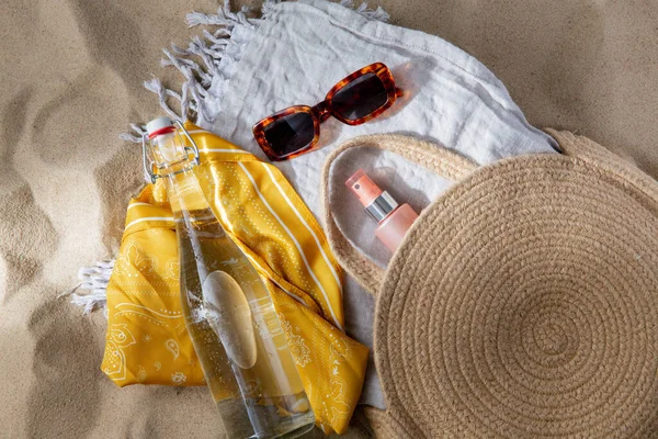 Freizeit Und Sommerferienkonzept Sonnencreme Der Tasche Sonnenbrille Wasserflasche Pareo Und — Stockfoto