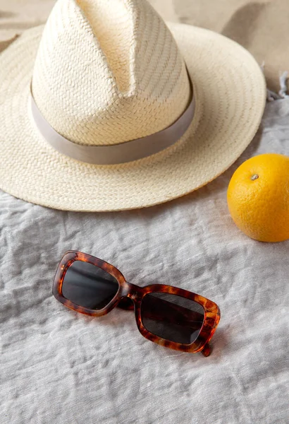 Conceito Lazer Férias Verão Chapéu Palha Óculos Sol Laranja Cobertor — Fotografia de Stock