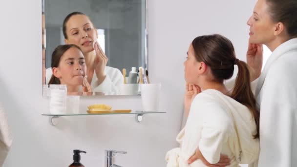 Concepto Belleza Higiene Gente Feliz Sonriente Madre Hija Con Almohadillas — Vídeo de stock