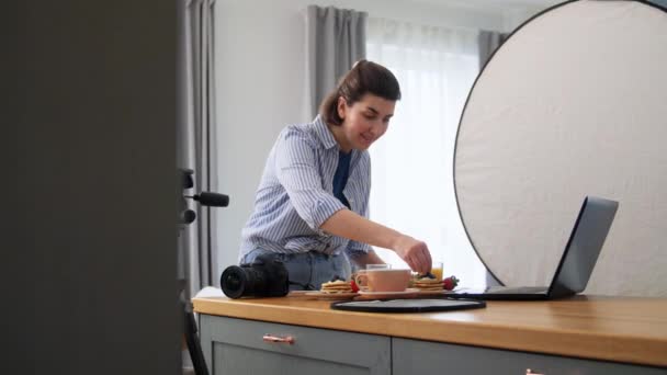 ブログ 職業と人々の概念 家庭で台所でパンケーキ コーヒーとオレンジジュースを撮影カメラ付きの女性の食品写真家 — ストック動画