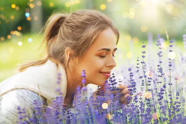 Trädgårdsarbete Och Människor Koncept Glad Ung Kvinna Luktar Lavendel Blommor — Stockfoto