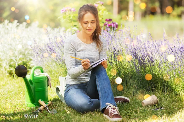 Jardinería Concepto Gente Mujer Joven Escribiendo Libreta Jardín Verano — Foto de Stock