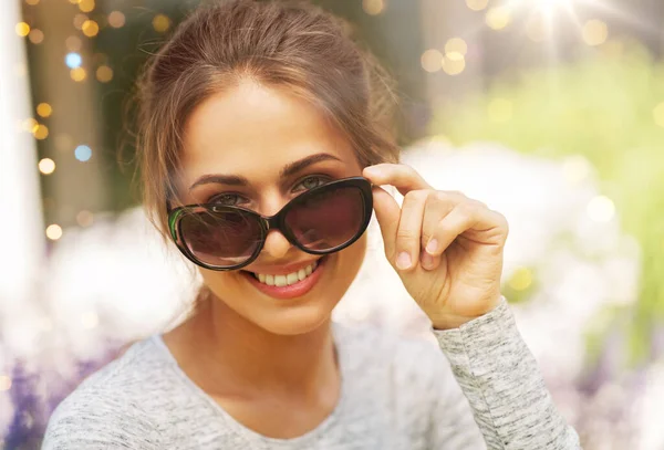 Concept Été Loisirs Personnes Portrait Jeune Femme Heureuse Lunettes Soleil — Photo