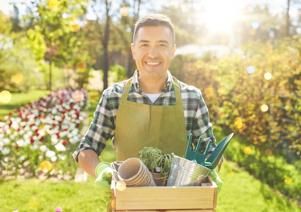 Садівництво Концепція Людей Щасливий Усміхнений Чоловік Середнього Віку Фартусі Інструментами — стокове фото