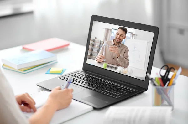 距離学習の概念 家庭でビデオ通話やオンラインクラスを持つラップトップコンピュータ画面上の教師と女性の学生 — ストック写真