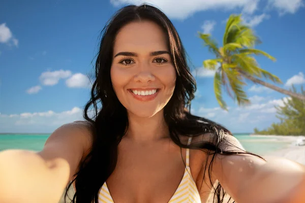 Reise Tourismus Und Sommerferienkonzept Glücklich Lächelnde Junge Frau Bikini Badeanzug — Stockfoto