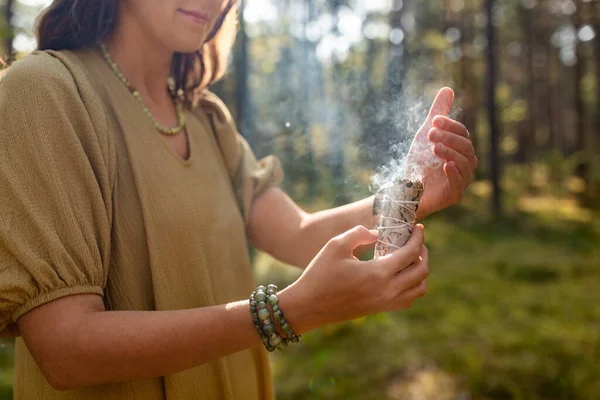 神秘学和超自然的概念 在森林中与吸烟的白种人进行魔法仪式的女性或女巫的亲密接触 — 图库照片