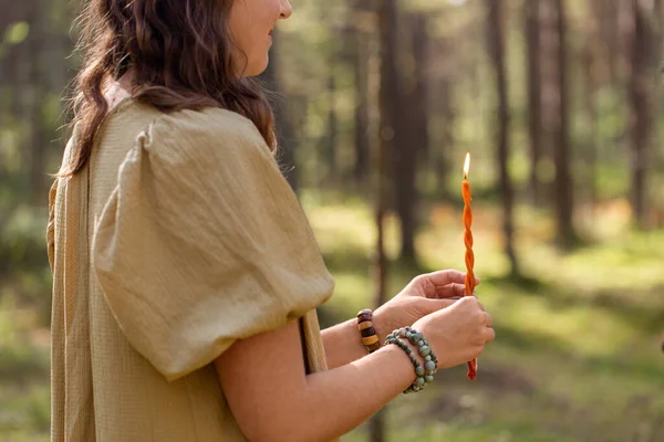 神秘学和超自然的概念 在森林里用蜡烛表演魔法仪式的女人或巫婆 — 图库照片