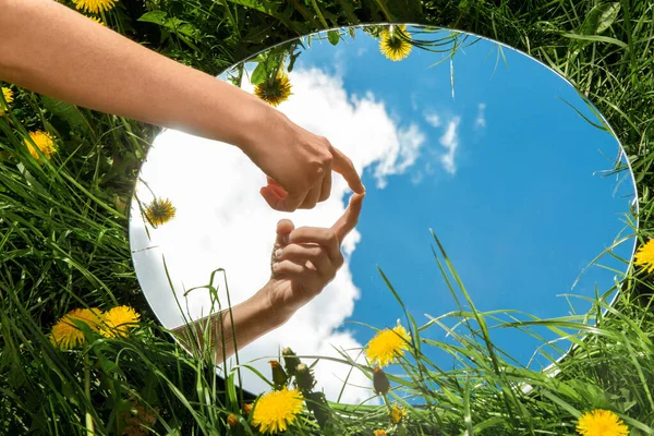 Natuur Concept Hand Aanraken Hemel Reflectie Ronde Spiegel Zomerveld — Stockfoto