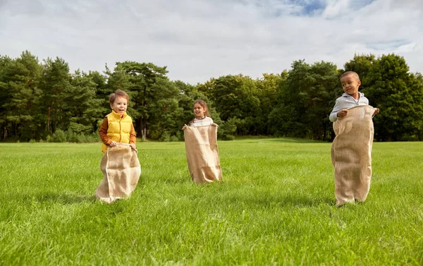 Concept Enfance Loisirs Personnes Groupe Petits Enfants Heureux Jouant Jeu — Photo