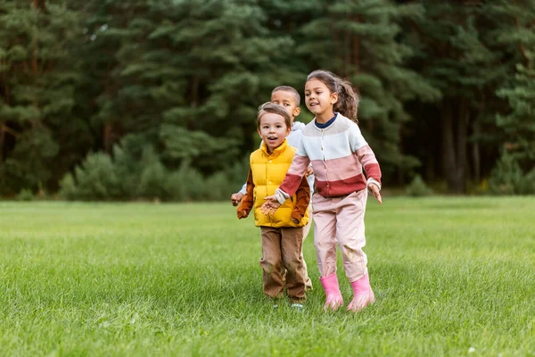 Infanzia Svago Concetto Persone Gruppo Bambini Felici Che Giocano Saltano — Foto Stock