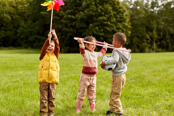 Conceito Infância Lazer Pessoas Crianças Felizes Com Pinwheel Divertindo Parque — Fotografia de Stock
