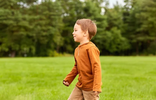 Koncept Dětství Volného Času Lidí Šťastný Chlapeček Běžící Parku — Stock fotografie